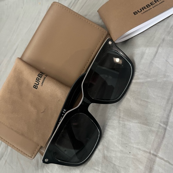 Burberry Black Sunglasses with Tan Case - Picture 1 of 3